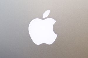 The Apple Inc. logo is displayed on the back of the new MacBook Pro, with retina display, in San Francisco, California, U.S., on Monday, June 11, 2012. Apple Inc. is releasing a fresh lineup of computers and software tools to woo consumers and keep developers making applications amid accelerating rivalry from Google Inc., Microsoft Corp. and, now, Facebook Inc. Photographer: David Paul Morris/Bloomberg via Getty Images