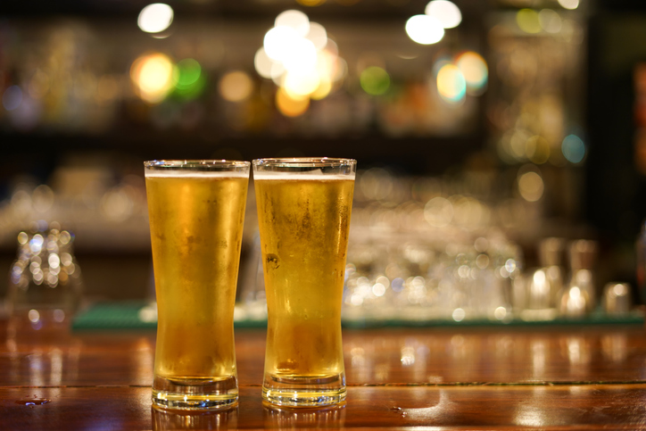 Addictive substance,drinking,drinking,Close-up of two men and women drinking together at the pub counter