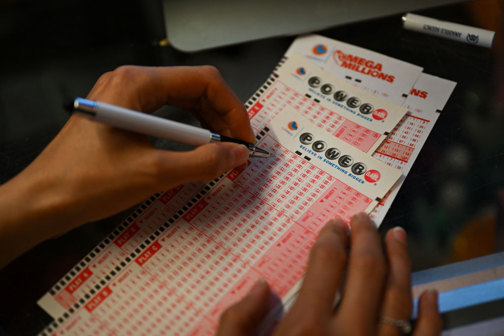 US Powerball prize hits $1 billion